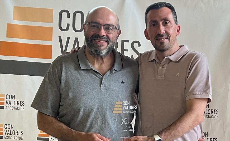 José Ramón Cuesta y Juan Paredes con el premio a la ONG innovadora 2024